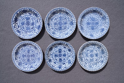 Zes Chinese blauwwitte koppen en schotels met floraal decor, Kangxi